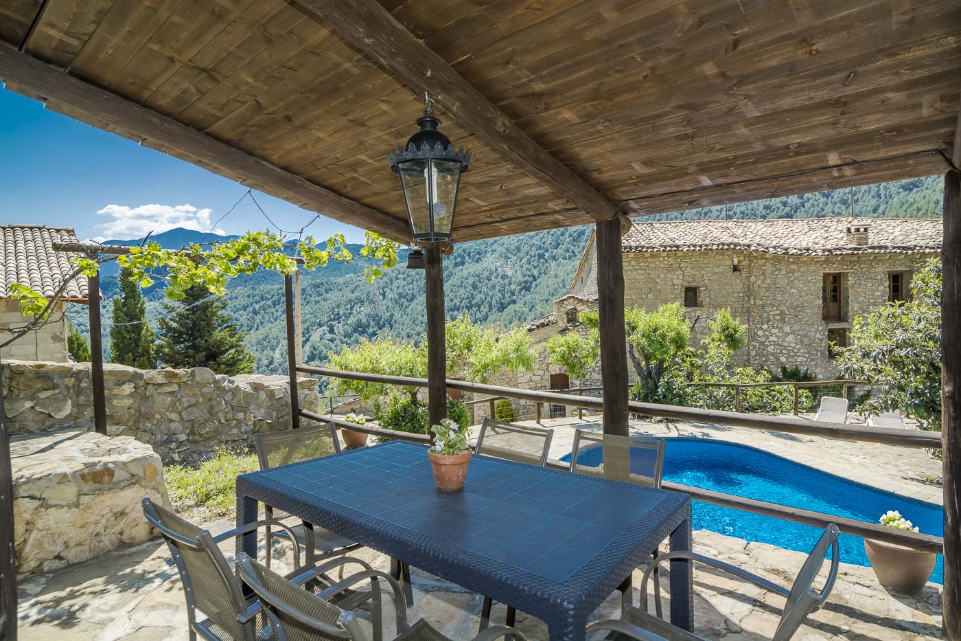 Porche amueblado con vistas a la piscina